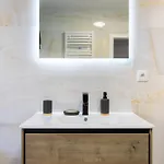 Romantic Getaway With Jacuzzi, Downtown * מולהאוס