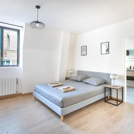 Romantic Getaway With Jacuzzi, Downtown 公寓