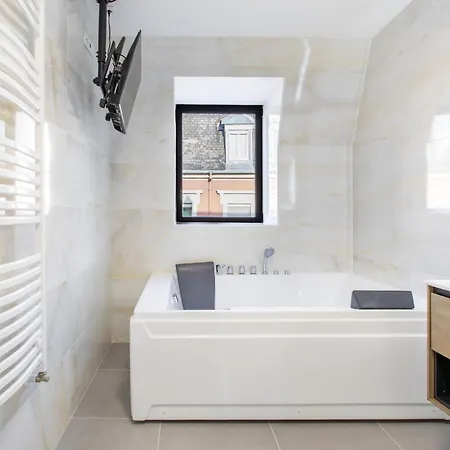 Apartment Romantic Getaway With Jacuzzi, Downtown