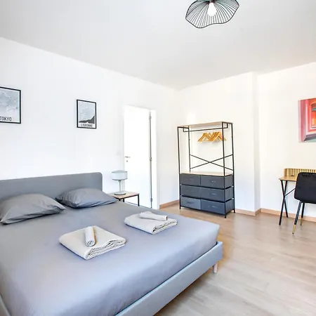 Romantic Getaway With Jacuzzi, Downtown