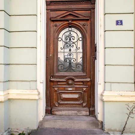 Romantic Getaway With Jacuzzi, Downtown Apartment *