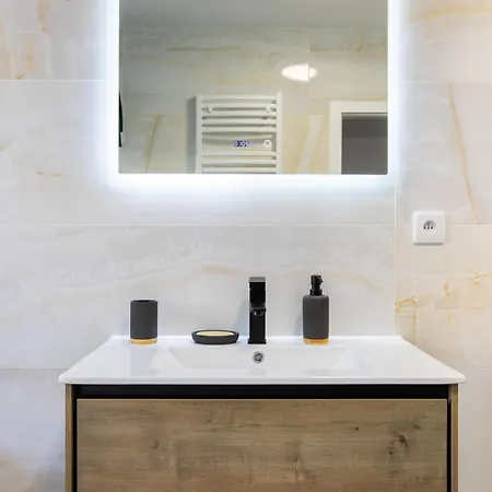 Romantic Getaway With Jacuzzi, Downtown * Mulhouse