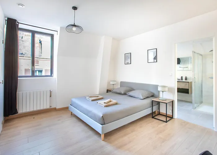 Romantic Getaway With Jacuzzi, Downtown Apartment