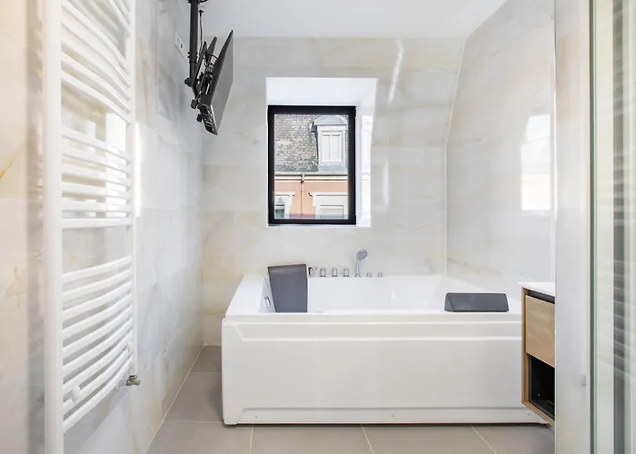 Apartment Romantic Getaway With Jacuzzi, Downtown