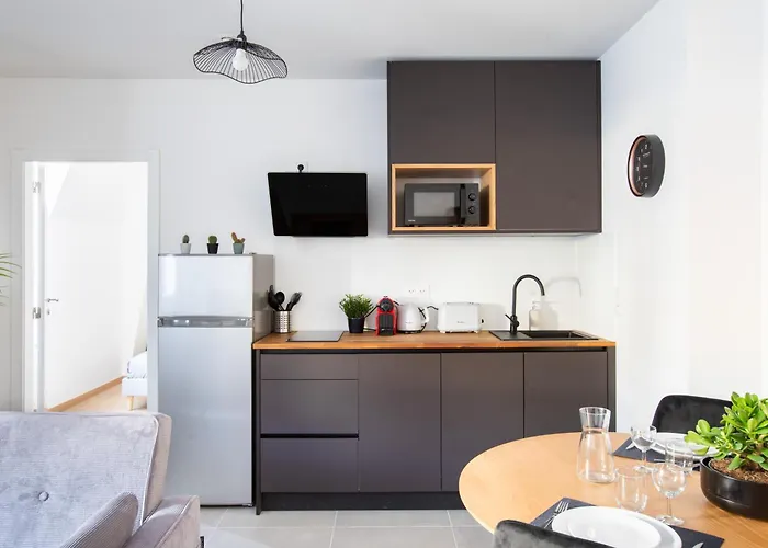 Romantic Getaway With Jacuzzi, Downtown Apartment *