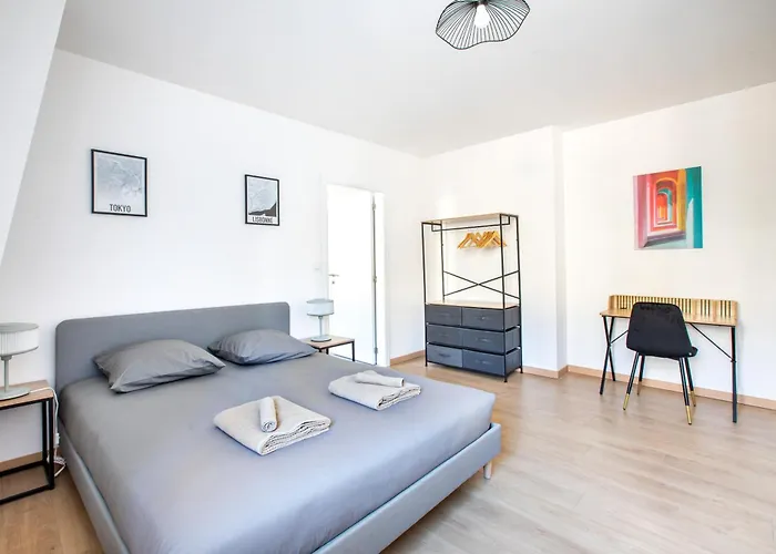 Romantic Getaway With Jacuzzi, Downtown