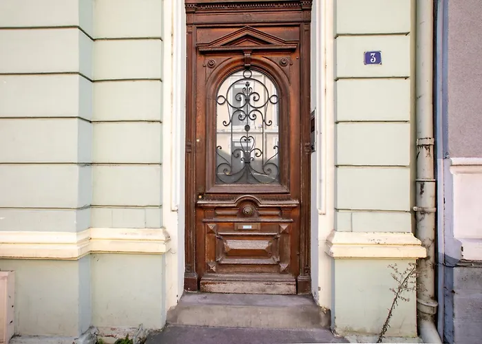 Romantic Getaway With Jacuzzi, Downtown Apartment *